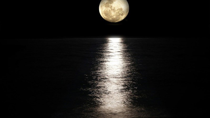 Pleine lune visible dans le ciel nocturne