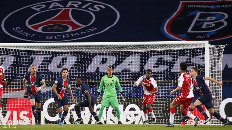 Joueurs du PSG défendant sur un corner