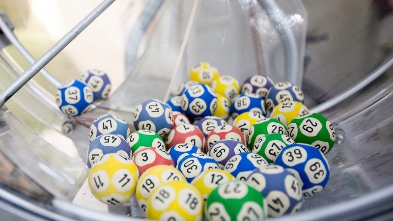 Gros plan sur les boules numérotées du tirage du Loto