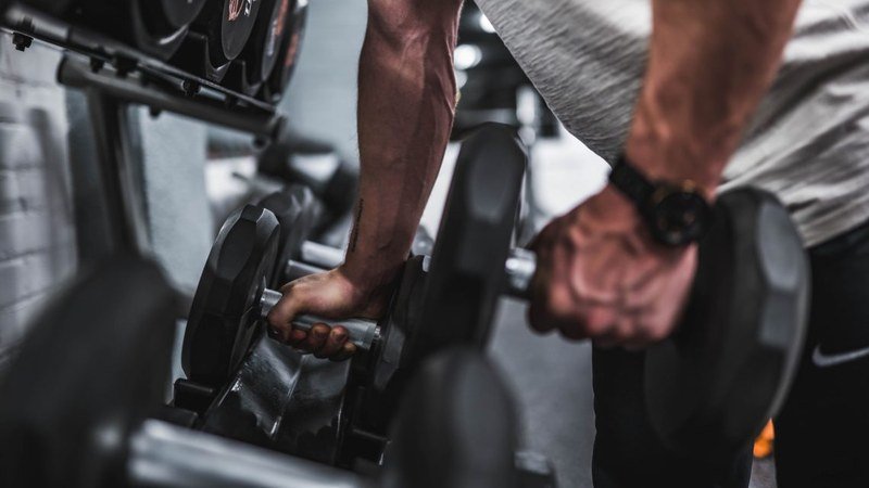 Joueur de tennis en séance de musculation