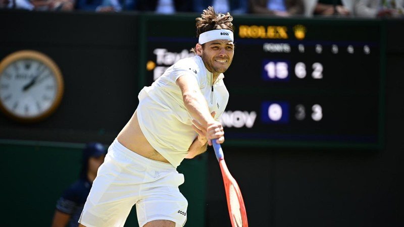 Taylor Fritz effectuant son service