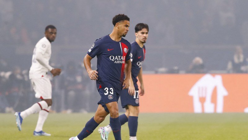 Warren Zaïre-Emery en action lors d'un match du PSG