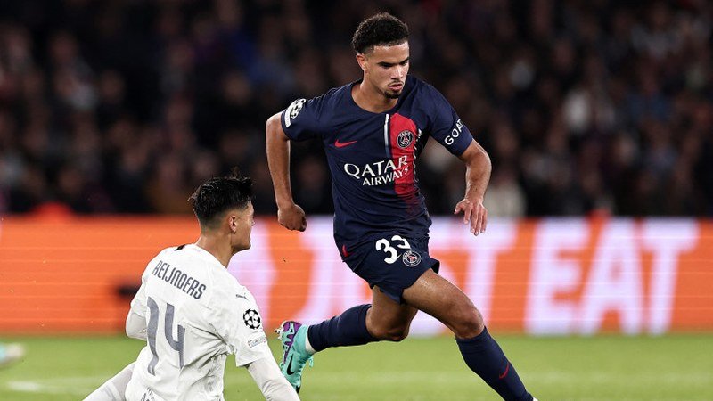 Warren Zaïre-Emery contrôlant le ballon sur la pelouse