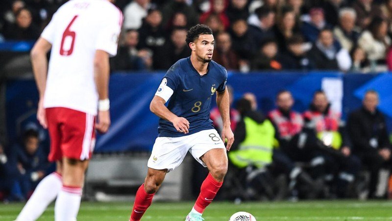 Warren Zaïre-Emery révisant pour ses examens du baccalauréat