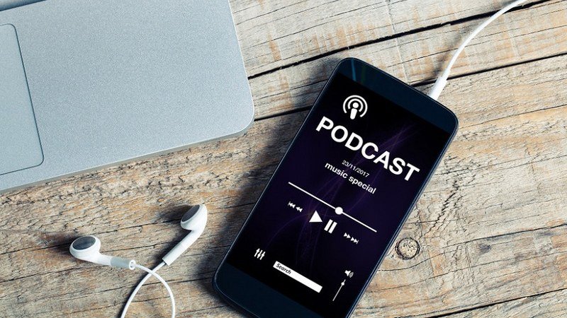 Écoute de podcast sur un smartphone