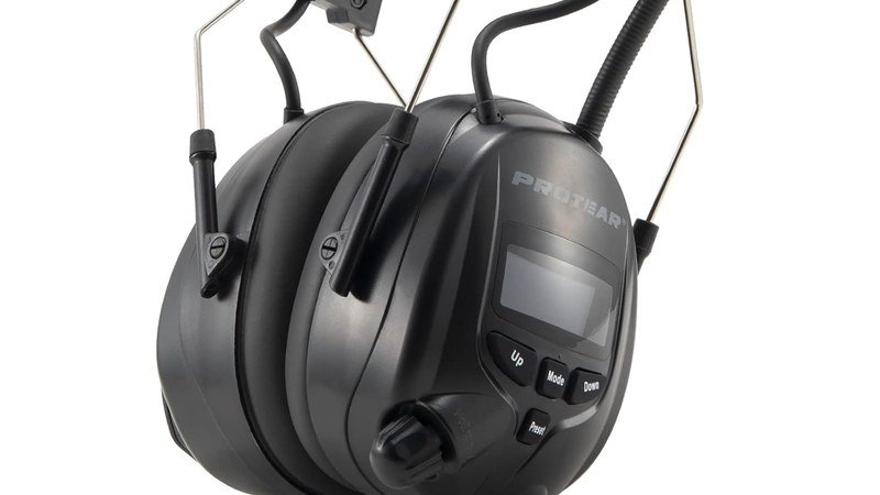 Personne écoutant la radio avec un casque audio
