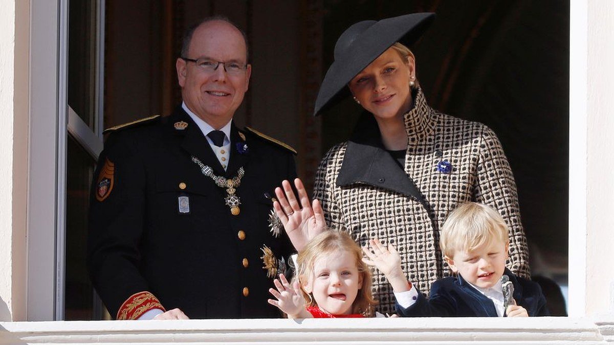 Le prince Albert II avec ses enfants Jacques et Gabriella