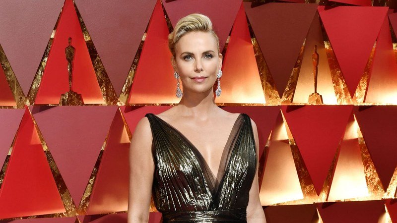 Charlize Theron sur un tapis rouge hollywoodien