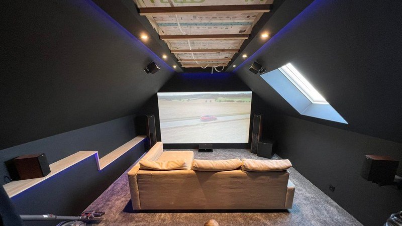 Salle de cinéma remplie de spectateurs