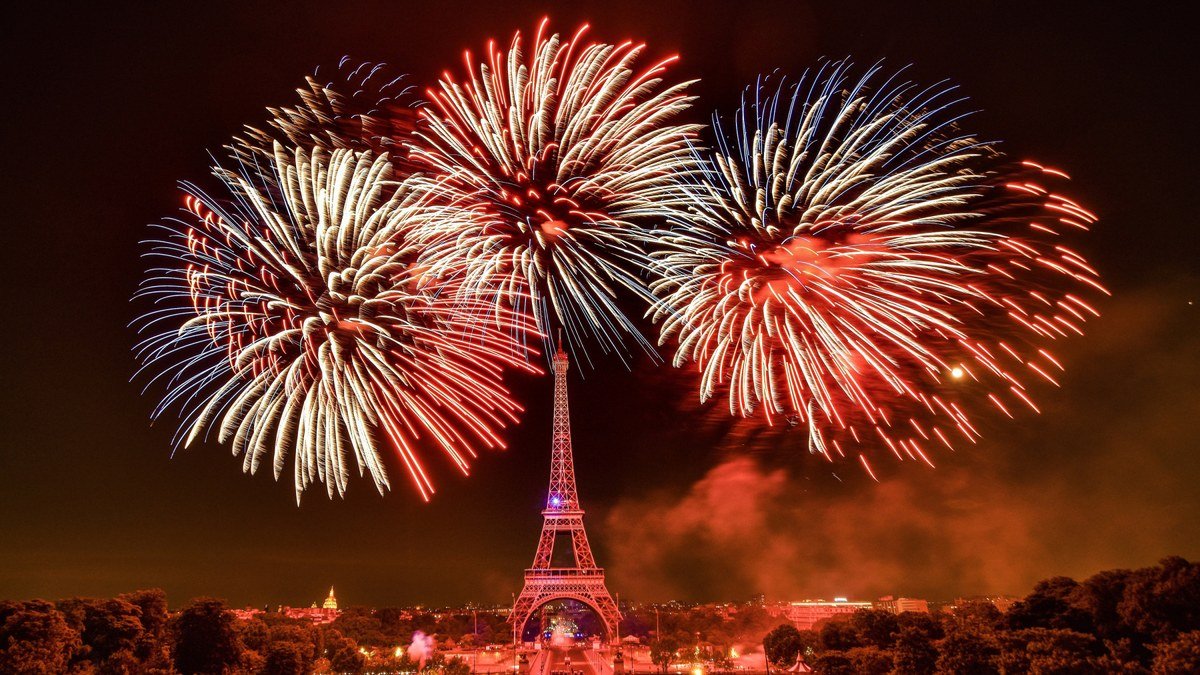 Feu d'artifice tiré depuis la Tour Eiffel