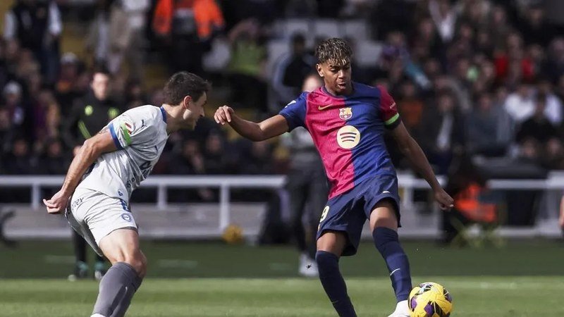 Le joueur Lamine Yamal sur un terrain de football