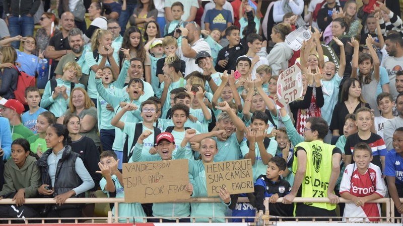 Un jeune enfant supporter dans un stade