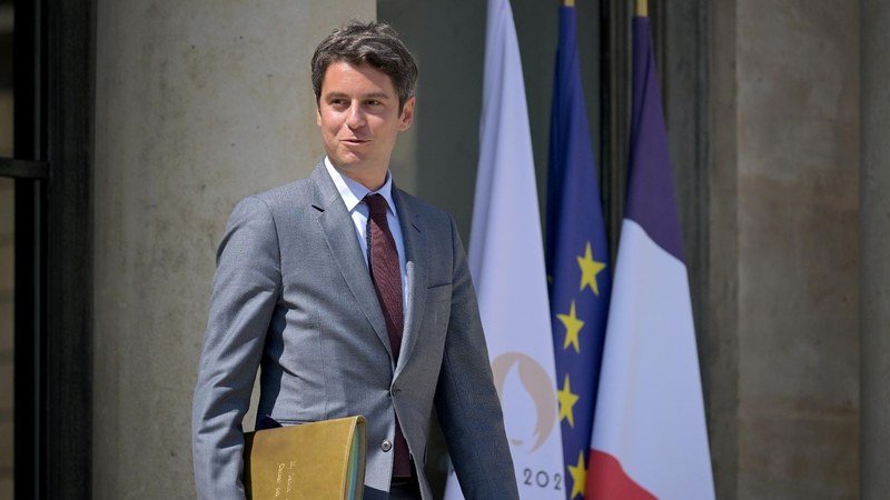 Gabriel Attal devant l'hôtel de Matignon