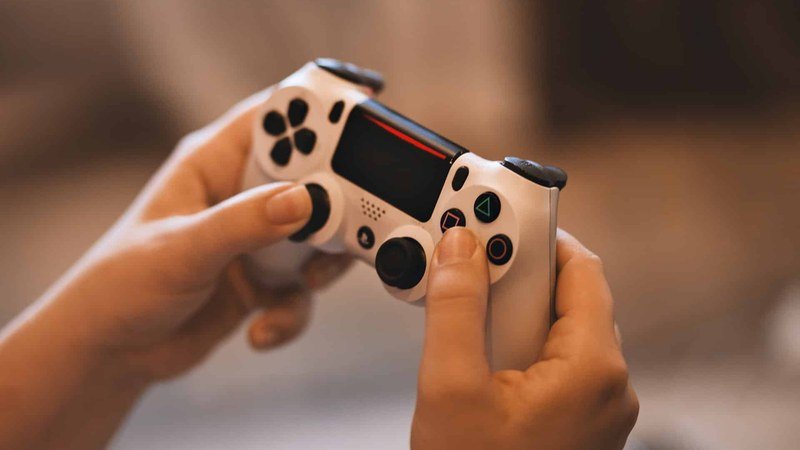 Personne jouant aux jeux vidéo sur console