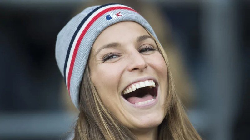 Laury Thilleman souriante