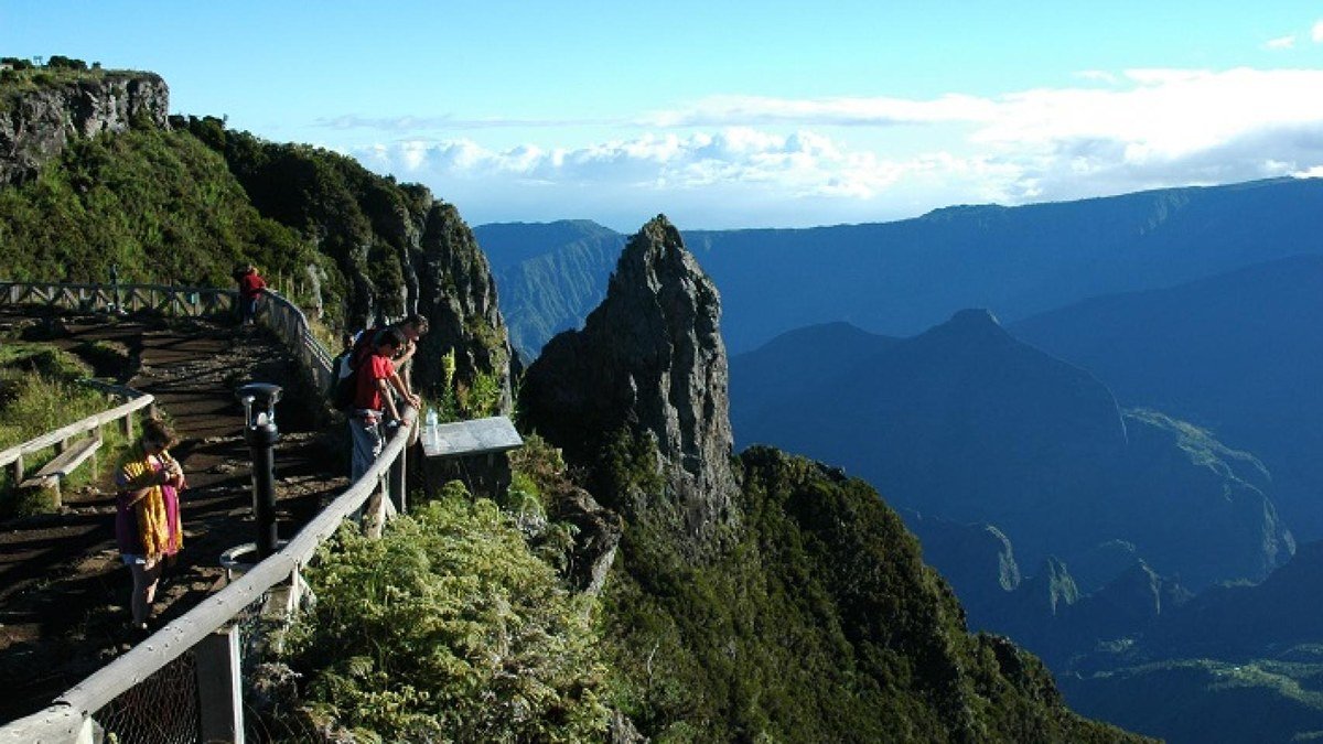 Vue panoramique du sommet du Maïdo à La Réunion