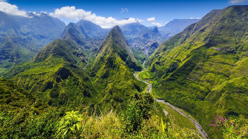 Vue plongeante sur le cirque de Mafate depuis le Maïdo