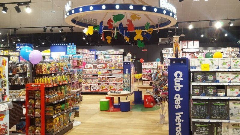Rayon de jouets dans un magasin JouéClub