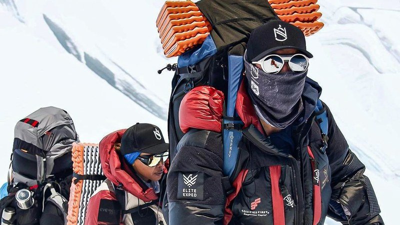 Nirmal Purja avec son matériel d'alpinisme