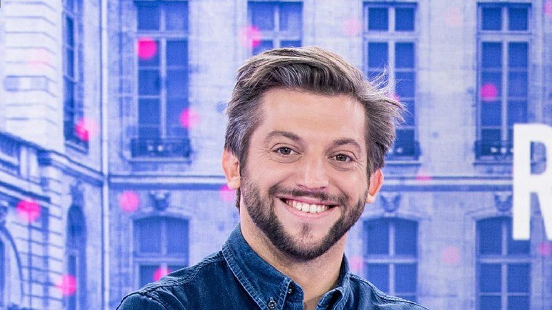 Le journaliste Paul Larrouturou en reportage politique