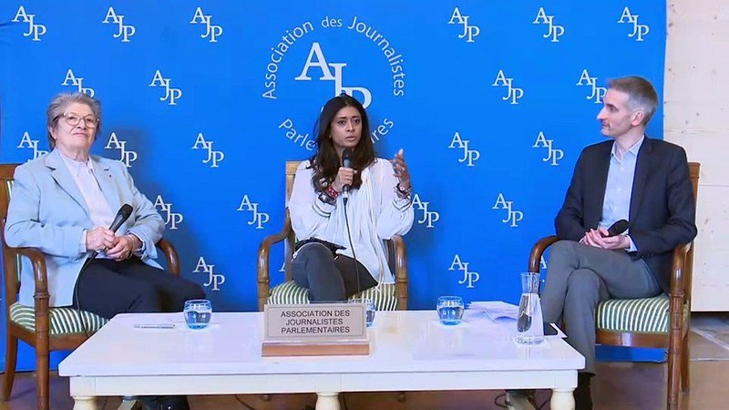 Prisca Thevenot en conférence de presse