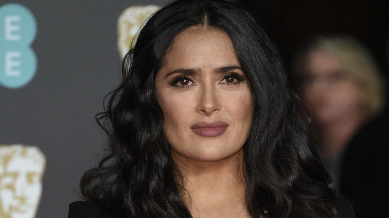Salma Hayek prononçant un discours