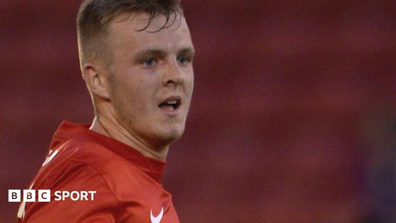 Le footballeur Sam Patterson sur un terrain