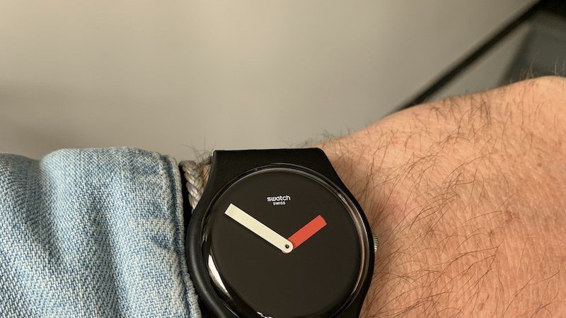 Montre Moonswatch portée au poignet