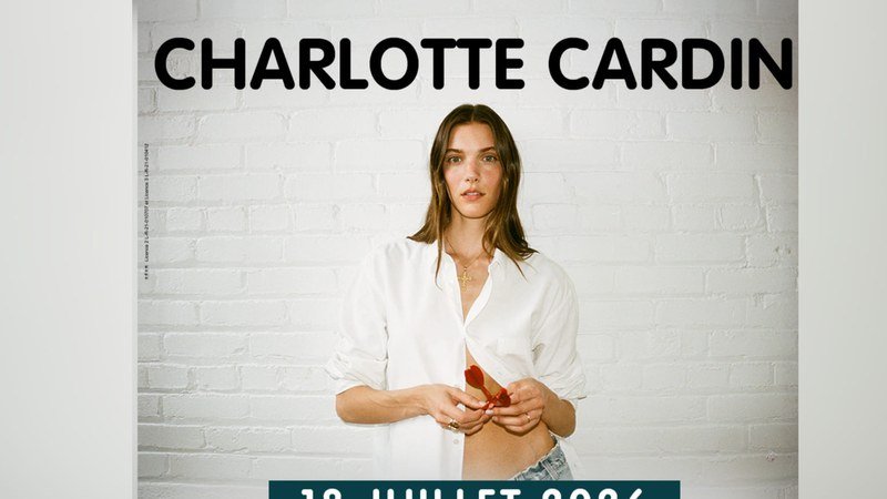 La chanteuse Charlotte Cardin sur scène
