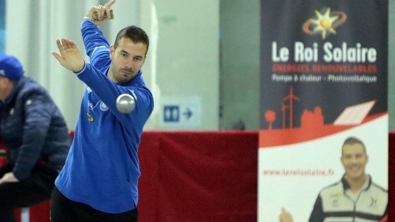 Le joueur Dylan Rocher sur son smartphone