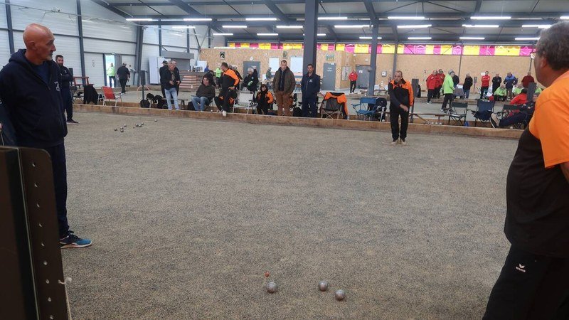 Joueurs de pétanque en compétition officielle