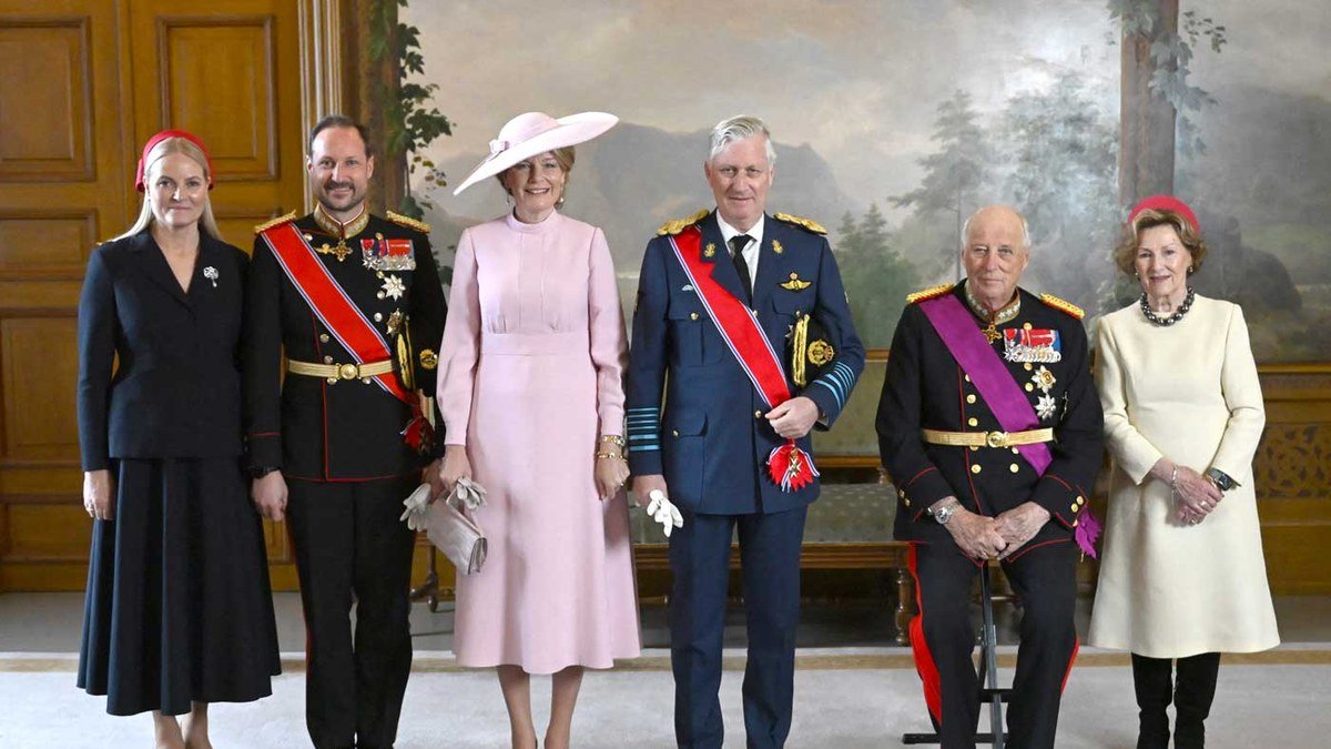 La princesse Mette-Marit rendant visite au roi Harald V à l'hôpital