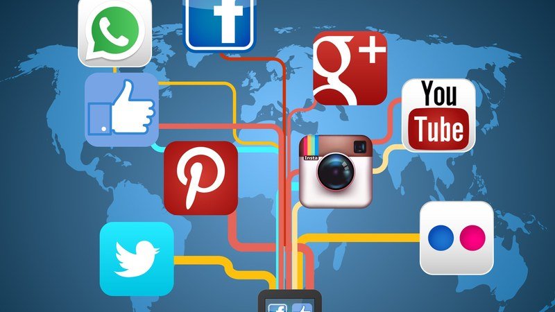 personne consultant les réseaux sociaux sur smartphone