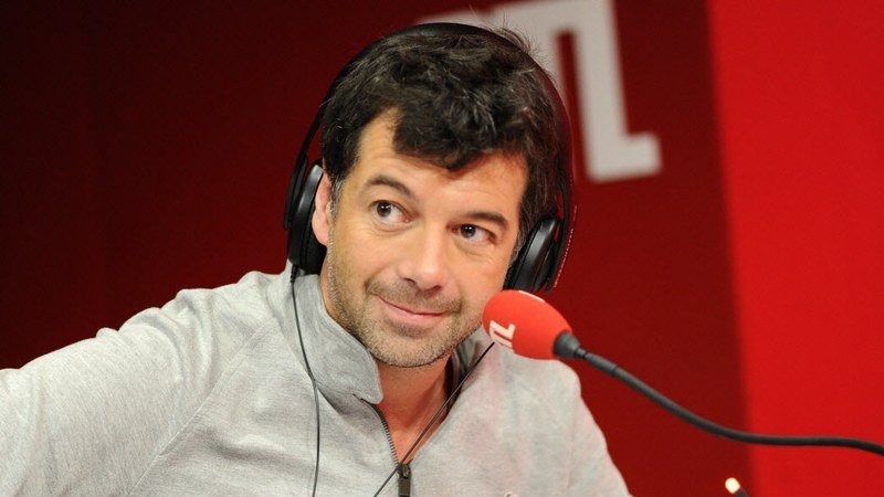 Stéphane Plaza entouré de journalistes